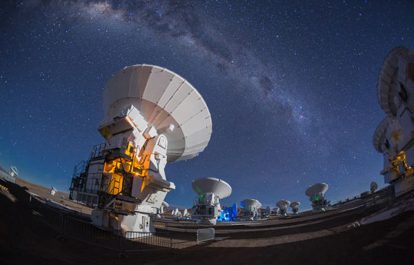 Комплекс гигантских телескопов ALMA (Atacama Large Millimeter Array) в Чили, который является частью исследовательской программы