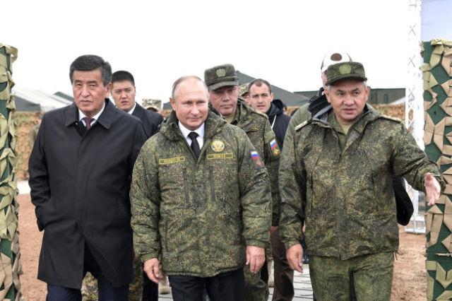 За ходом учений наблюдали президенты России и Киргизии - Владимир Путин и Сооронбай Жээнбеков, а также министр обороны РФ Сергей Шойгу.