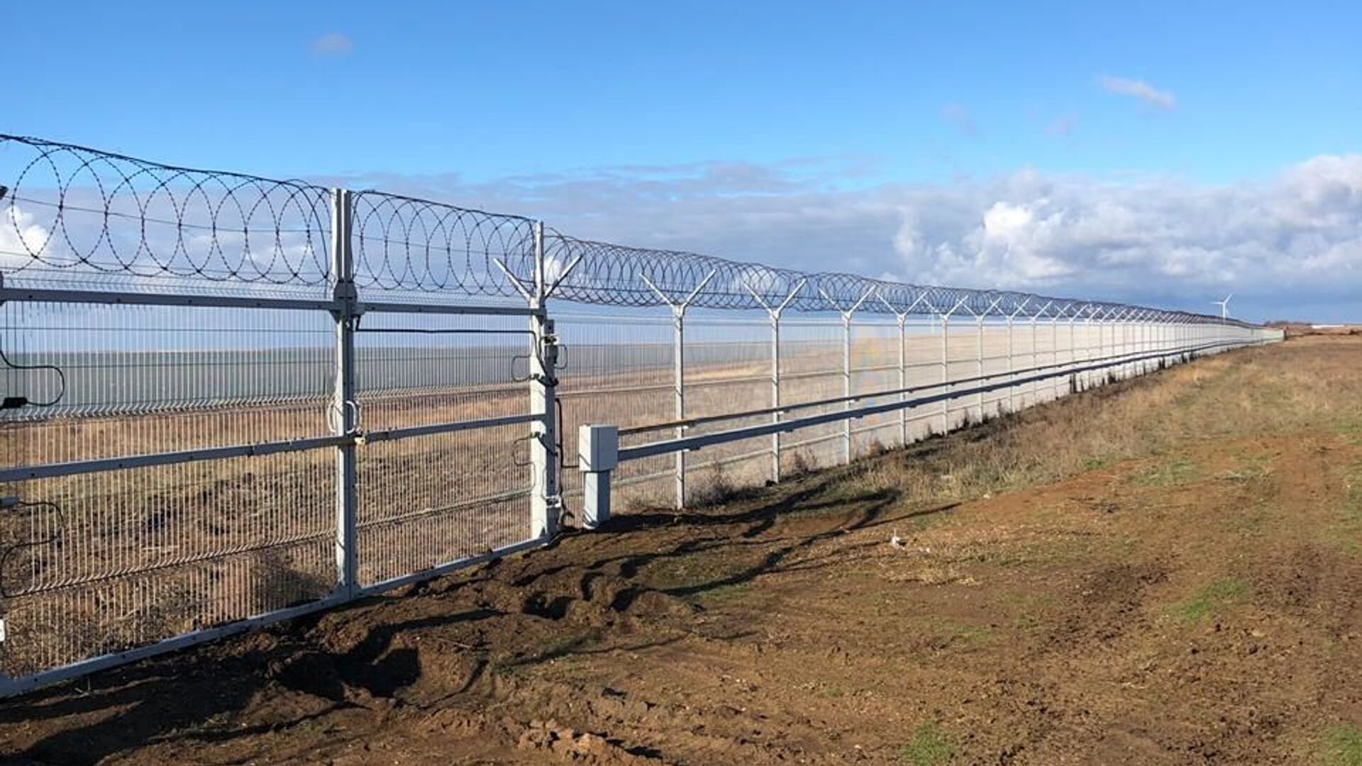 Забор на границе польши и белоруссии. Граница ограждения. Украинская стена. Граница россии и украины забор. Забор польша беларусь.