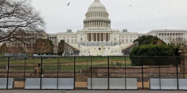 Заграждения установлены у Капитолия (здания Конгресса США) после штурма здания сторонниками Дональда Трампа