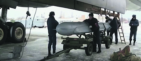 Загрузка крылатой ракеты Х-555 в стратегический бомбардировщик Ту-160. Кадр из видео Министерства обороны РФ