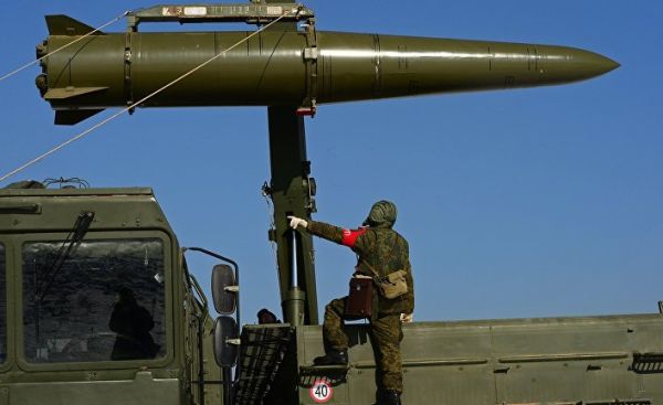 Загрузка ракеты на самоходную пусковую установку ракетного комплекса "Искандер-М"