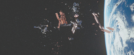Захламление орбиты мусором – одна из острейших проблем в освоении космоса. Кадр из фильма «Гравитация». 2013