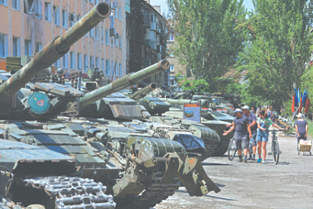 Захваченная украинская военная техника в Лисичанске. Фото Reuters