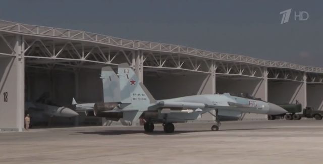 Закрытые ангары-укрытия для авиационной техники на российской авиабазе Хмеймим в Сирии, август 2019 года
