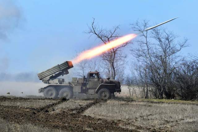 Залп из реактивной системы залпового огня «Торнадо-Г» ВС РФ по целям в южном секторе специальной военной операции