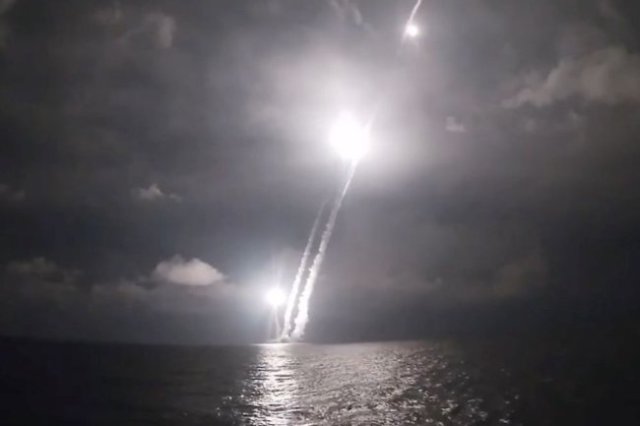 Залповый пуск четырех баллистических ракет "Булава" в рамках плановых мероприятий боевой подготовки Тихоокеанского флота.