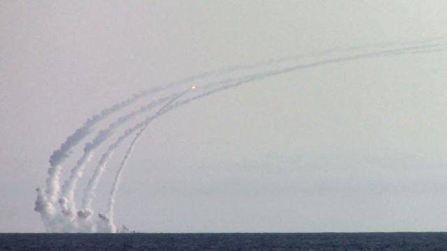 Залповый пуск четырех крылатых ракет "Калибр" с фрегата Черноморского флота из акватории Черного моря
