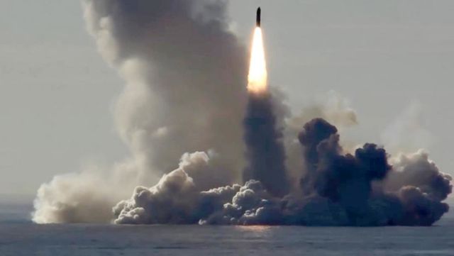Залповый пуск баллистических ракет "Булава" с подводного крейсера "Юрий Долгорукий"