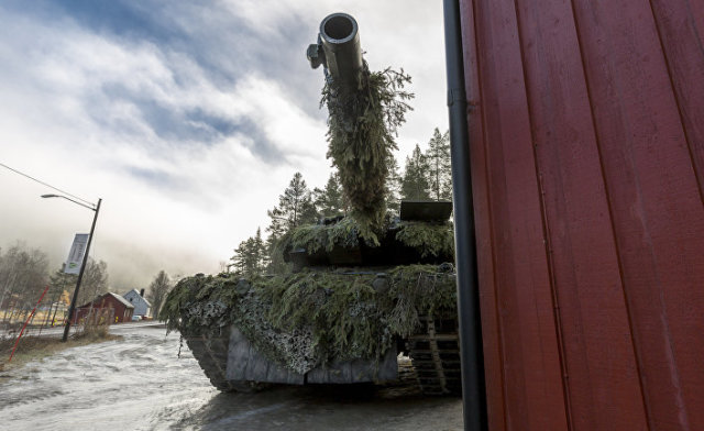 Замаскированный танк на учениях НАТО "Единый трезубец", в которых также участвовали вооруженные силы Швеции и Финляндии