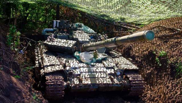 Замаскированный танк Т-64 подразделений ВФУ