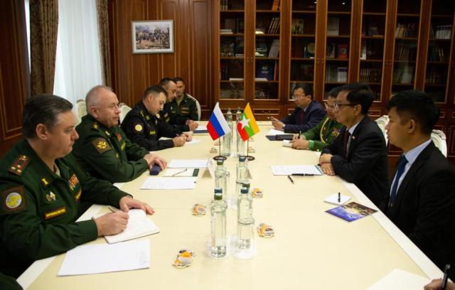 Заместитель министра обороны РФ Александр Фомин (второй слева) и чрезвычайный и полномочный посол Республики Союз Мьянма в РФ Мьянмы Лвин У (второй справа)
