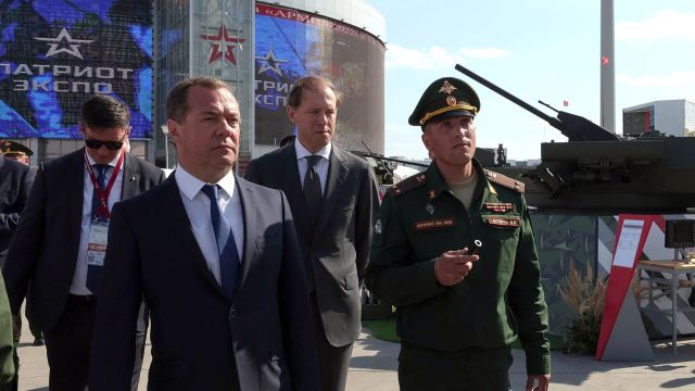 Заместитель председателя Совета безопасности РФ Дмитрий Медведев на выставке вооружений в рамках Международного военно-технического форума "Армия-2022"