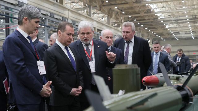 Заместитель председателя Совета безопасности РФ Дмитрий Медведев посещает завод концерна "Калашников". 24 января 2023