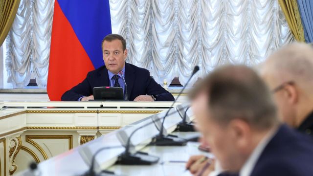 Заместитель председателя Совета безопасности РФ Дмитрий Медведев проводит совещание по вопросам доукомплектования вооруженных сил РФ контрактниками