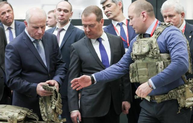 Заместитель председателя Совета безопасности РФ Дмитрий Медведев (в центре)
