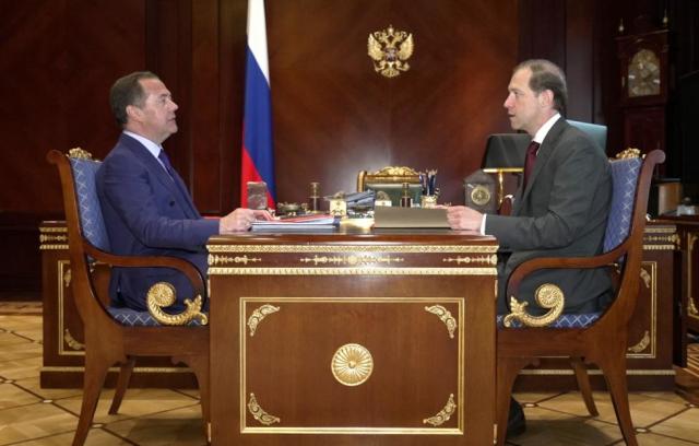 Зампред Совета безопасности РФ Дмитрий Медведев и вице-премьер - министр промышленности и торговли РФ Денис Мантуров