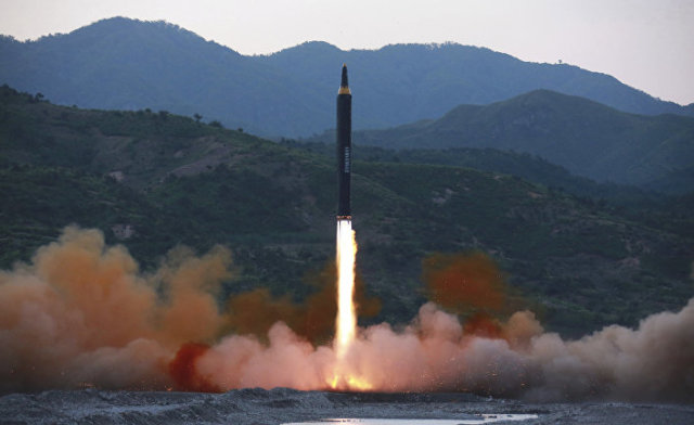 Запуск баллистической ракеты "Хвасонг-12" в Северной Корее