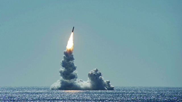 Запуск баллистической ракеты Trident II (D5LE) с подводной лодки USS Maine