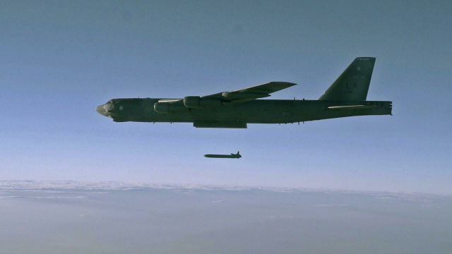 Запуск крылатой ракеты AGM-86B с борта стратегического бомбардировщика B-52H Stratofortress над полигоном для испытаний в штате Юта