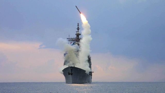 Запуск крылатой ракеты "Томагавк" с американского военного корабля USS Cape St. George