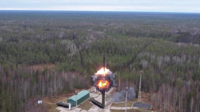 Запуск межконтинентальной баллистической ракеты РС-24 "Ярс"
