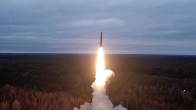 Запуск межконтинентальной баллистической ракеты РС-24 "Ярс"