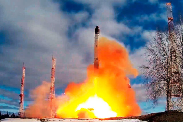 Запуск межконтинентальной баллистической ракеты стационарного базирования "Сармат" с космодрома Плесецк в Архангельской области, 2022 год