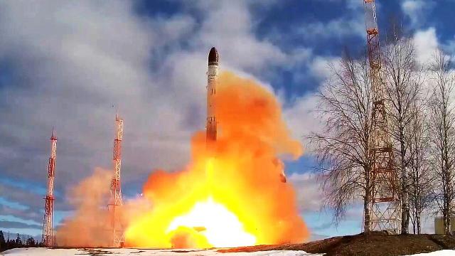 Запуск межконтинентальной баллистической ракеты стационарного базирования "Сармат"