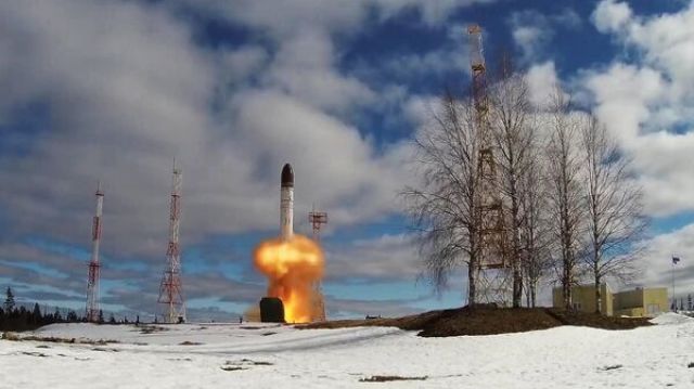 Запуск межконтинентальной баллистической ракеты стационарного базирования "Сармат" с космодрома Плесецк
