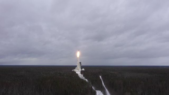 Запуск межконтинентальной баллистической ракеты "Ярс"