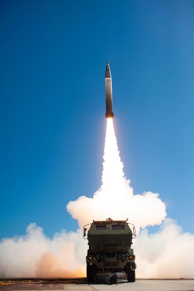 Запуск новой американской ракеты Lockheed Martin PrSM (Precision Strike Missile) с боевой машины ракетной системы М142 HIMARS