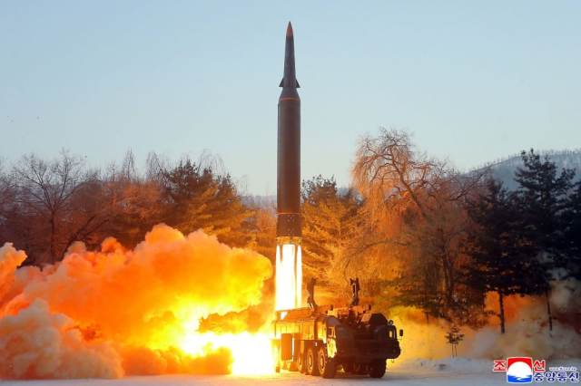 Запуск новой cеверокорейской баллистической ракеты, использующей ампулизированное хранение жидкого топлива и оснащенной управляемой отделяемой гиперзвуковой боевой частью