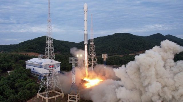 Запуск новой северокорейской космической ракеты-носителя "Чхоллима-1" (Chollima-1) с первым северокорейским разведывательным спутником "Манригён № 1" (Malligyong-1) с космодрома Сохэ в КНДР 31.05.2023. Запуск закончился неудачей