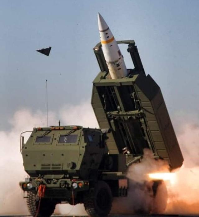 Запуск оперативно-тактической ракеты М57 ATACMS с боевой машины М142 американской ракетной системы Lockheed Martin HIMARS