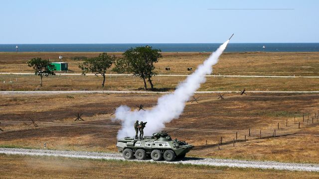 Запуск переносных зенитных ракетных комплексов (ПЗРК) "Игла" с бронетранспортера БТР-82А