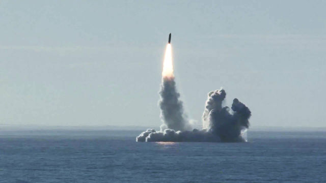 Запуск ракеты "Булава" по полигону Кура с подводного крейсера "Юрий Долгорукий" в Белом море