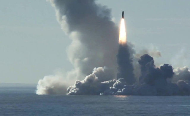 Запуск ракеты "Булава" с подводного крейсера "Юрий Долгорукий" в Белом море