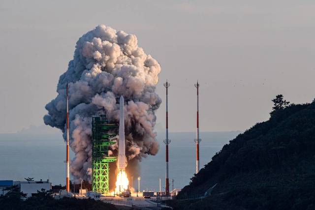 Запуск ракеты KSLV-II с космодрома Наро, 21 октября 2021 года