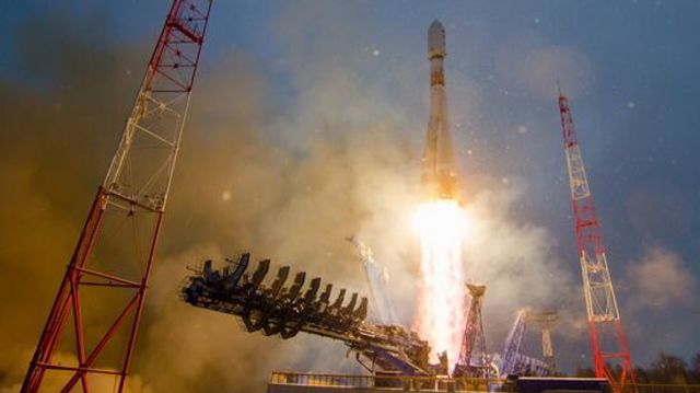 Запуск ракеты-носителя среднего класса "Союз-2.1б" с космическим аппаратом Министерства обороны России со стартовой площадки космодрома Плесецк