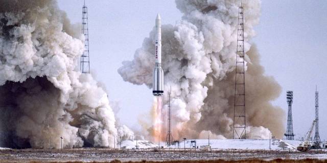 Запуск ракеты-носителя тяжелого класса "Протон-К" с космодрома Байконур