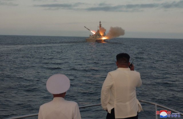 Запуск северокорейской крылатой ракеты с нового сторожевого корабля ВМС КНДР типа Amnok с бортовым номером "661" в Японском море 21.08.2023