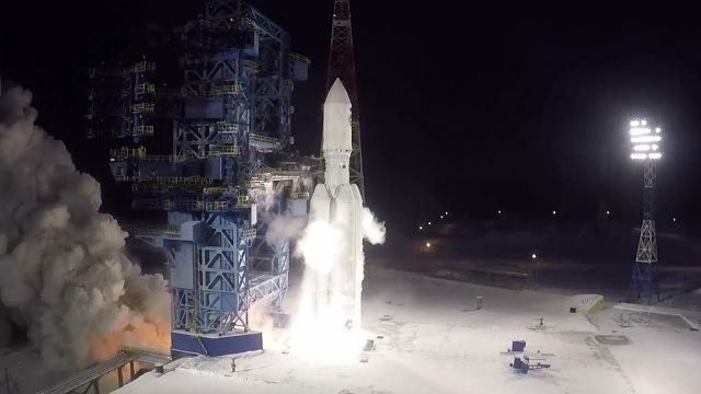 Запуск тяжелой ракеты-носителя "Ангара-5" с разгонным блоком "Бриз-М" с макетом спутника на космодроме Плесецк. Стоп-кадр видео
