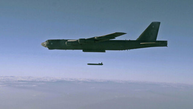 Запуск AGM-86B с борта стратегического бомбардировщика B-52H Stratofortress