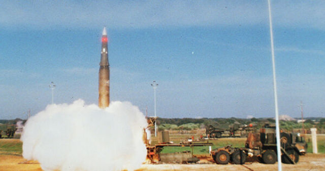 Запуск американской баллистической ракеты средней дальности "Першинг-2"