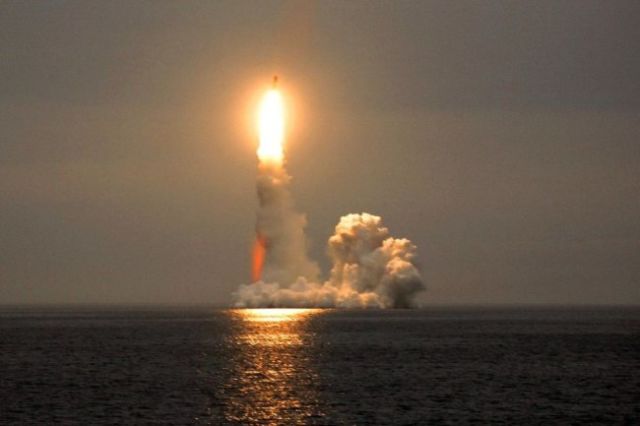 Запуск баллистической ракеты "Булава"
