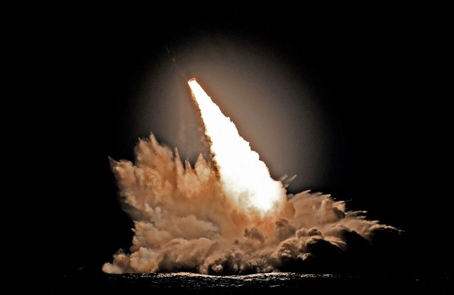 Запуск баллистической ракеты Trident II D5 с американской атомной ракетной подводной лодки SSBN 739 Nebraska (типа Оhio), 04.09.2019