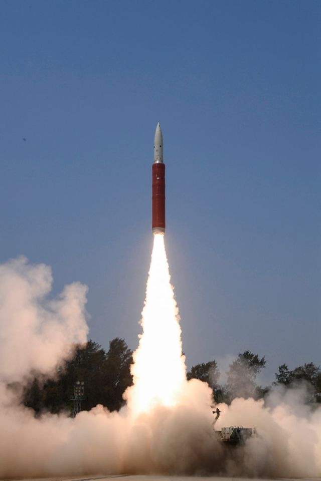 Запуск индийской противоспутниковой ракеты PDV Mk II в ходе противоспутникового испытания "Shakti" с ракетного полигона Абдул Калам с одноименного острова у побережья индийского штата Орисса в Бенгальском заливе, 27.03.2019