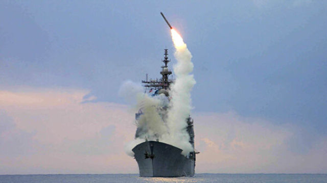 Запуск крылатой ракеты "Томагавк" с американского военного корабля USS Cape St. George