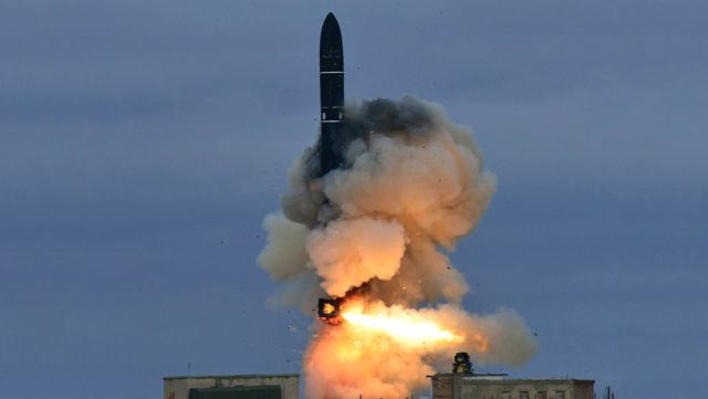 Запуск межконтинентальной баллистической ракеты Р-36М2